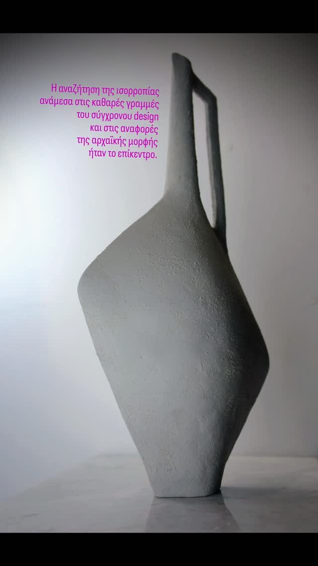 Σε αυτή τη σειρά, με ενδιέφερε ιδιαίτερα ο τρόπος που «χτίζεται» το σώμα του κάθε έργου. Η αναζήτηση της ισορροπίας ανάμεσα στις καθαρές γραμμές του σύγχρονου design και στις αναφορές της αρχαϊκής μορφής είναι το κέντρο της δουλειάς μου.
​Το χρώμα εδώ δεν λειτουργεί συμπληρωματικά, αλλά δομικά. Χρησιμοποίησα τις τονικές διαβαθμίσεις για να αναδείξω τον όγκο και την αρχιτεκτονική του αντικειμένου, δίνοντας έμφαση στο πώς το φως αλληλεπιδρά με τις επιφάνειες.

@xenaki_ceramic_artdesign
Xenaki Despoina 

#ilioupoli #ceramics #clayart #clayart