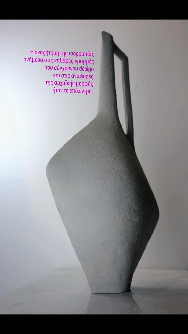 Σε αυτή τη σειρά, με ενδιέφερε ιδιαίτερα ο τρόπος που «χτίζεται» το σώμα του κάθε έργου. Η αναζήτηση της ισορροπίας ανάμεσα στις καθαρές γραμμές του σύγχρονου design και στις αναφορές της αρχαϊκής μορφής ήταν το κέντρο της δουλειάς μου.

​Το χρώμα δεν λειτουργεί συμπληρωματικά, αλλά δομικά. Χρησιμοποίησα τις τονικές διαβαθμίσεις για να αναδείξω τον όγκο και την αρχιτεκτονική του αντικειμένου, δίνοντας έμφαση στο πώς το φως αλληλεπιδρά με τις επιφάνειες.

@xenaki_ceramic_artdesign
Xenaki Despoina 

#ilioupoli #ceramics #clayart #clayart