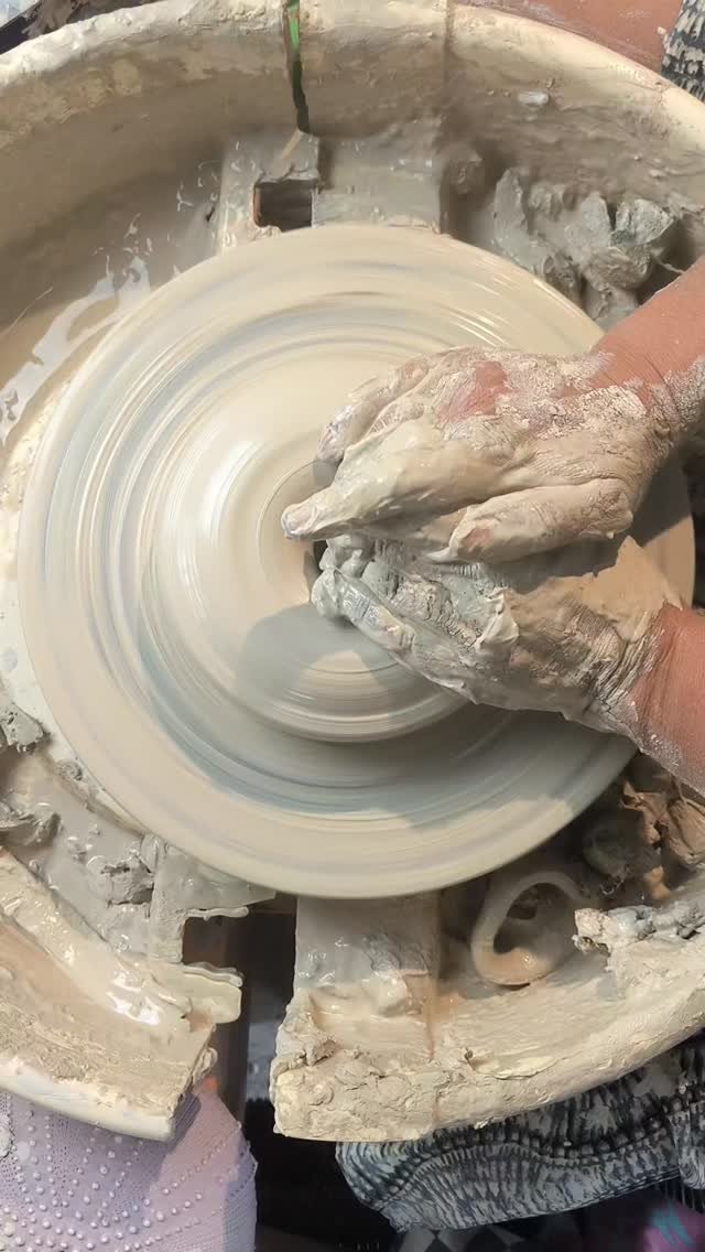 Σεμινάριο Τροχού.
Απρίλιος 2026

#ilioupoli #ceramics #clayart #potteryworkshops #pottery